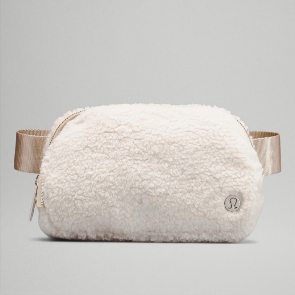 *NWT* Lululemon Everywhere Belt Bag Ivory Fleece